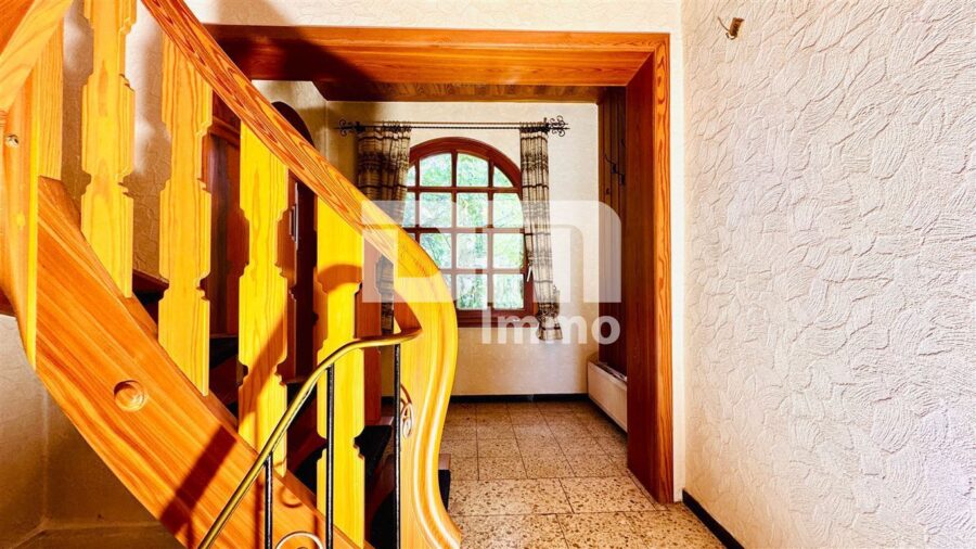 Hochwertiges 1-2 Familienhaus mit großem Garten in erhobener Ortsrandlage mit Panoramablick - EG Windfang / Treppenaufgang